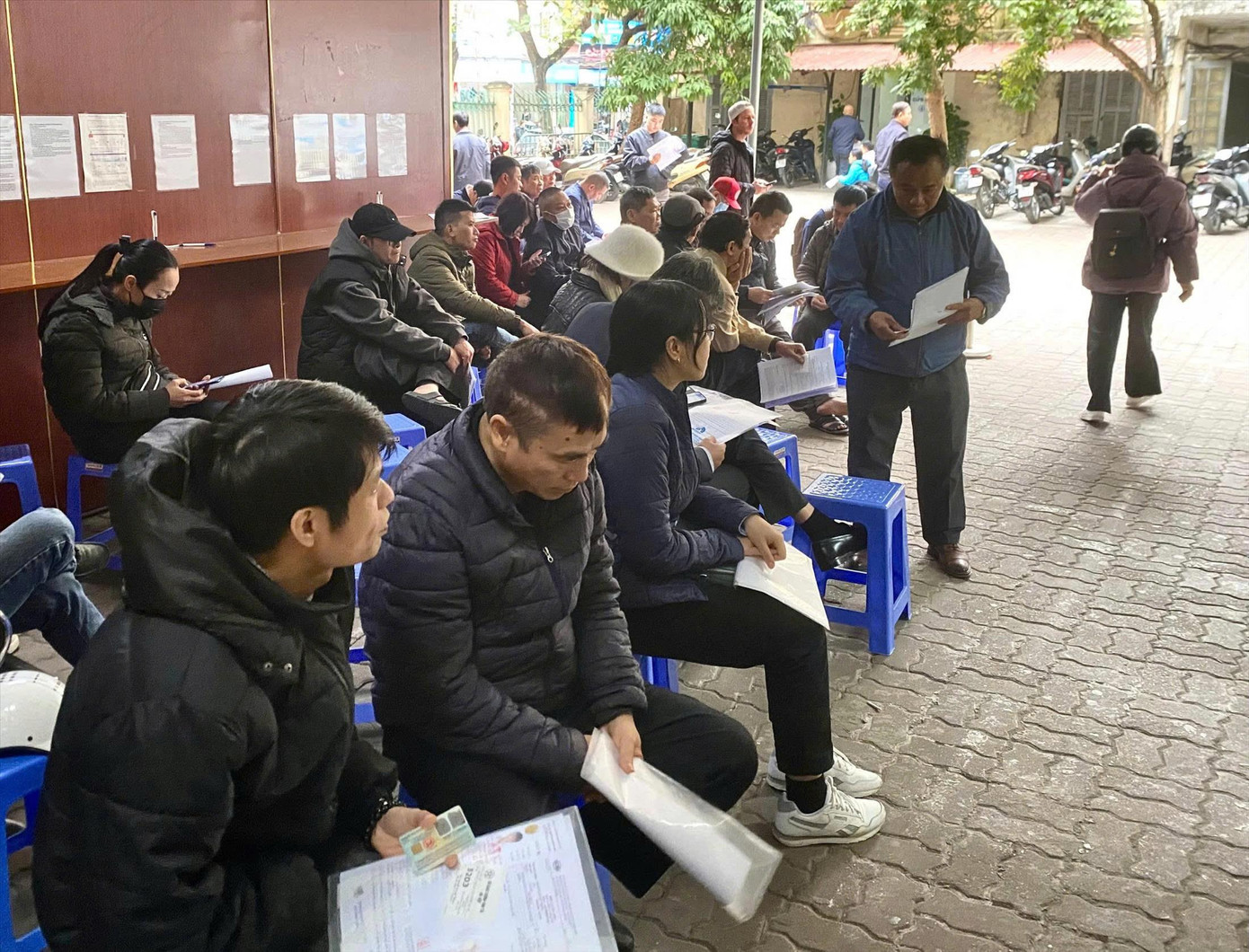 Người dân tập trung tại bộ phận một cửa của Sở GTVT Hà Nội để làm thủ tục cấp, đổi GPLX. Ảnh: VIỆT KHÔI