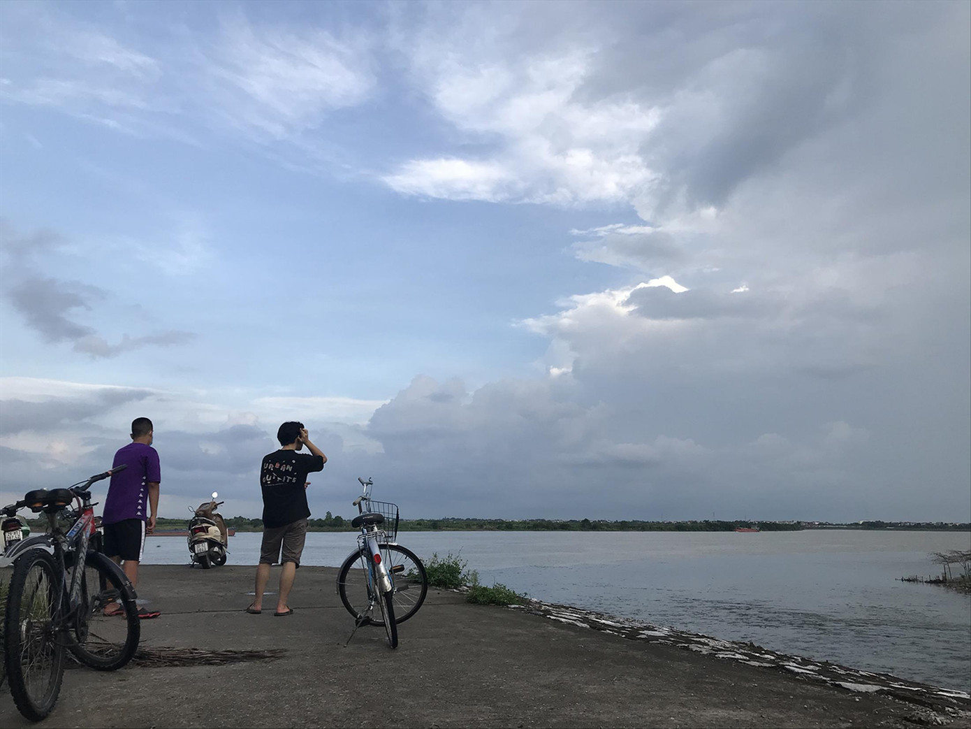 Người dân Hà Nội hiện khó tiếp cận sông Hồng. Ảnh: Trường Phong Người dân Hà Nội hiện khó tiếp cận sông Hồng. Ảnh: Trường Phong