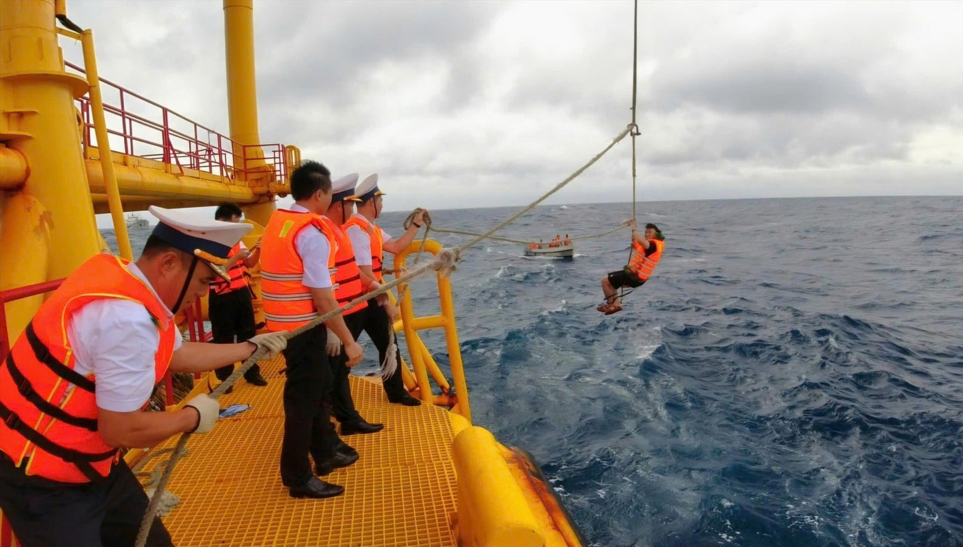 Đoàn công tác tiếp cận nhà giàn bằng dây thừng Đoàn công tác tiếp cận nhà giàn bằng dây thừng