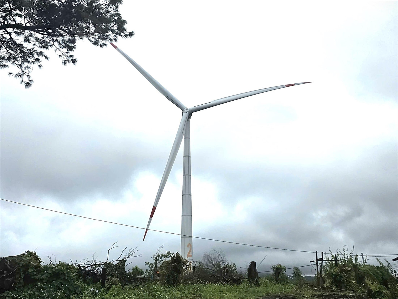 Một trụ điện gió ở Đắk Nông chưa đưa vào sử dụng Một trụ điện gió ở Đắk Nông chưa đưa vào sử dụng