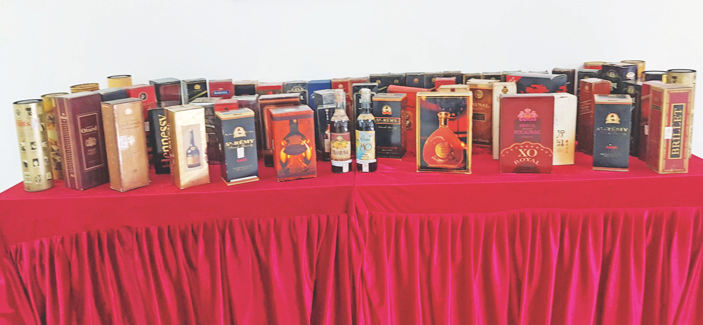 Những chai rượu của cố nhà văn Sơn Tùng được gia đình gửi tặng để lưu giữ tại Trung tâm Lưu trữ Quốc gia III. Ảnh: Kiến Nghĩa Những chai rượu của cố nhà văn Sơn Tùng được gia đình gửi tặng để lưu giữ tại Trung tâm Lưu trữ Quốc gia III. Ảnh: Kiến Nghĩa