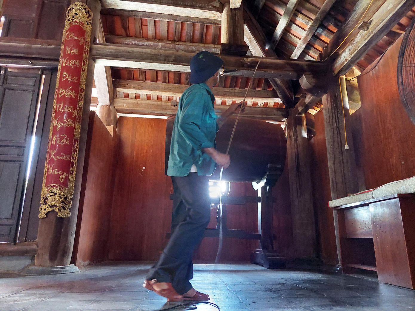 Anh Thúy xử lý mối trong chùa Song Tử Tây. Ảnh: Trần Tuấn