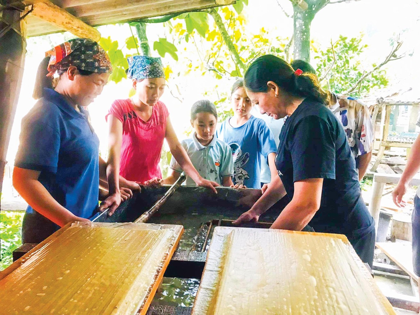 Nghệ nhân Bắc Ninh đang hướng dẫn bà con ở Đà Bắc làm giấy dó