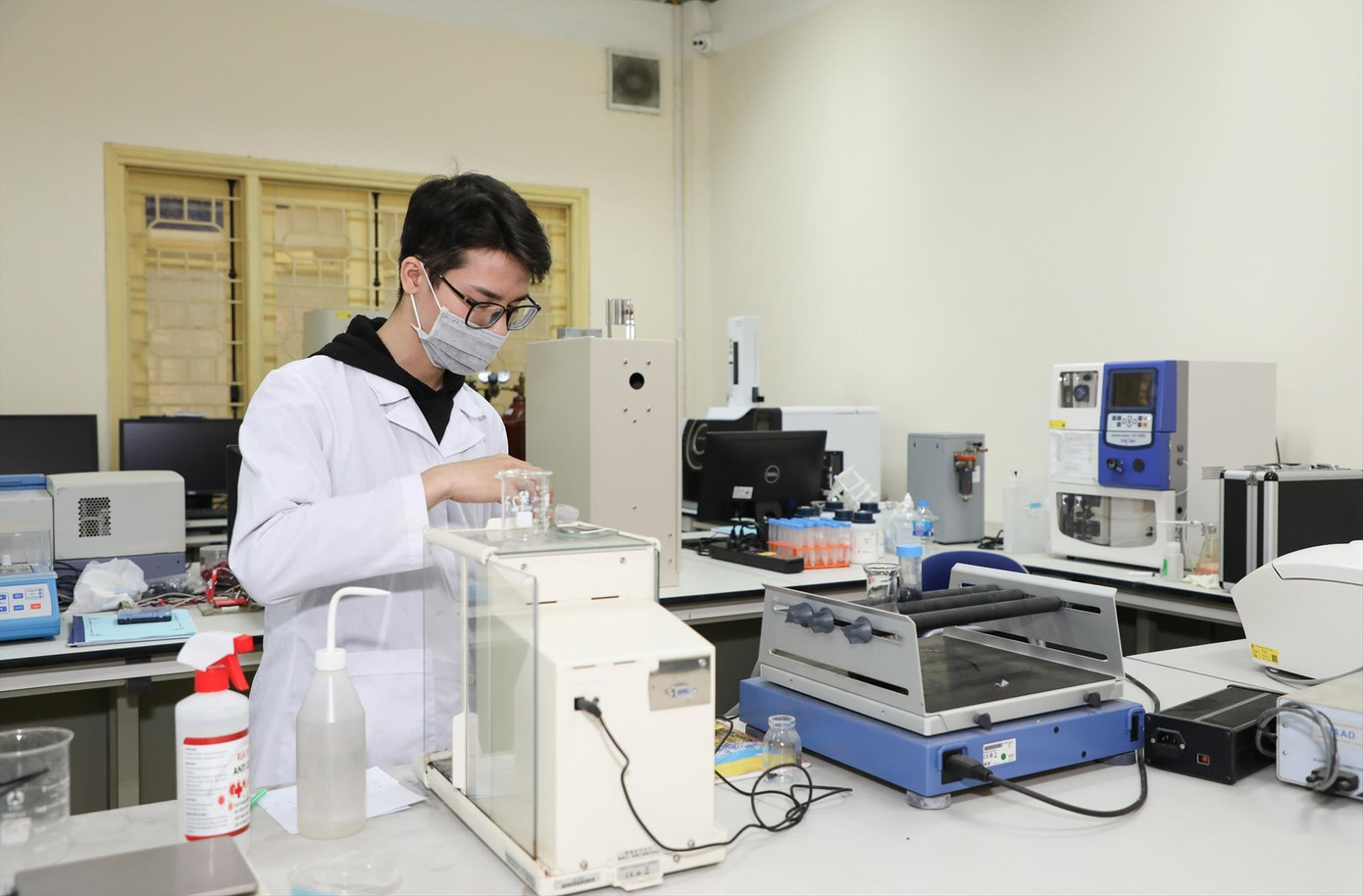 Nghiên cứu trong phòng thí nghiệm của Trường ĐH Khoa học Tự nhiên - ĐH Quốc gia Hà NộiẢnh: Diệp An