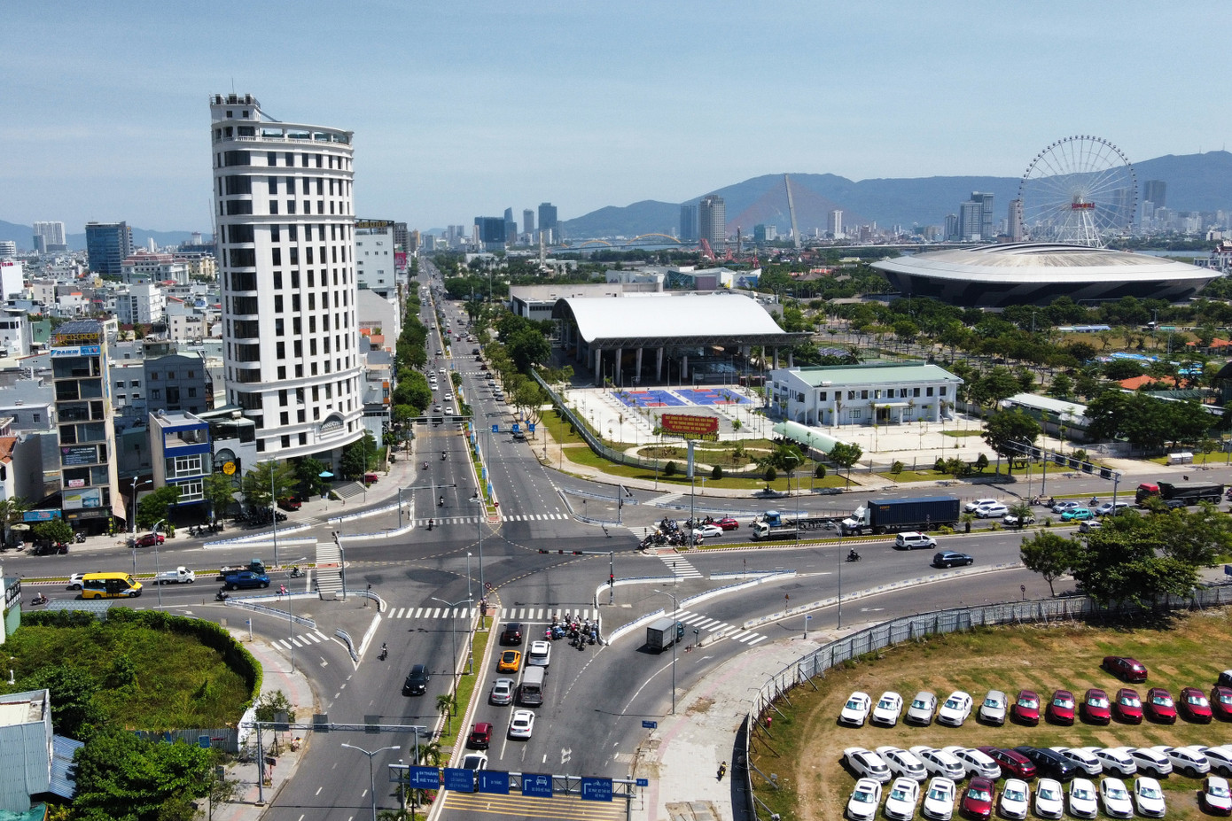 Đường 2-9 sầm uất với nhiều công trình với thiết kế độc đáo, tạo nên nút giao giữa quá khứ và hiện tại trong lòng phố biển. Ảnh: Giang Thanh