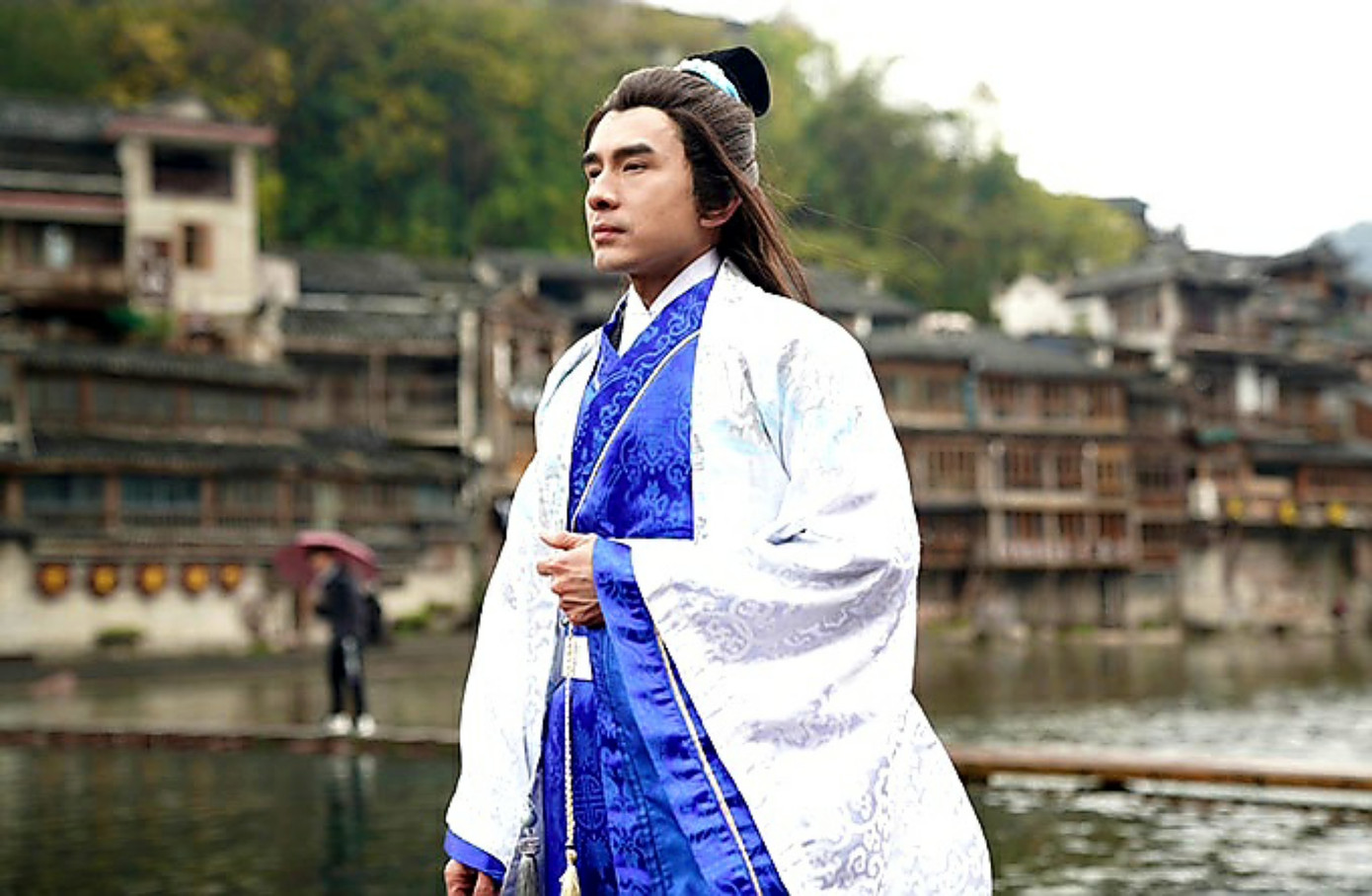 Ở tuổi tứ tuần, Đan Trường lại tung phim ca nhạc màu sắc cổ trang “Mưa trên cuộc tình”