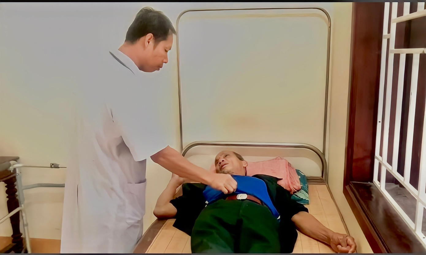 Bác sỹ Nguyễn Đình Quân được sinh ra từ tình yêu của hai người lính đã mất đi đôi mắt. Hiện anh đang chăm sóc, điều trị cho các thương, bệnh binh tại trung tâm