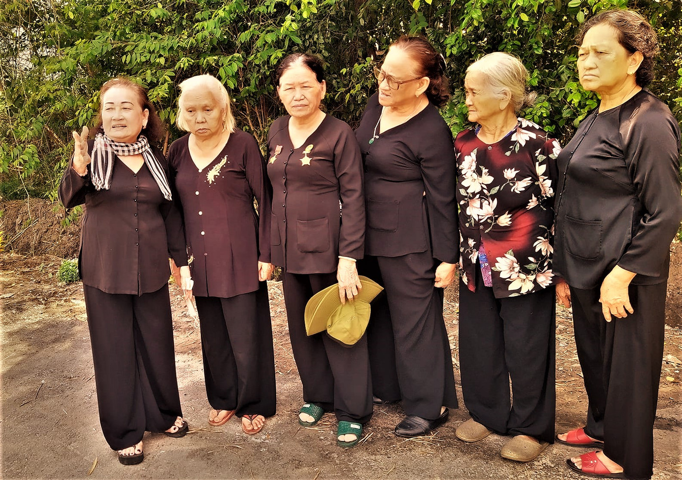 Chị Đỗ Thị Hồng (trái) đang kể chuyện với các đồng đội về những ngày làm binh vận ngay trên chiến trường Củ Chi Ảnh: T.N.A Chị Đỗ Thị Hồng (trái) đang kể chuyện với các đồng đội về những ngày làm binh vận ngay trên chiến trường Củ Chi Ảnh: T.N.A