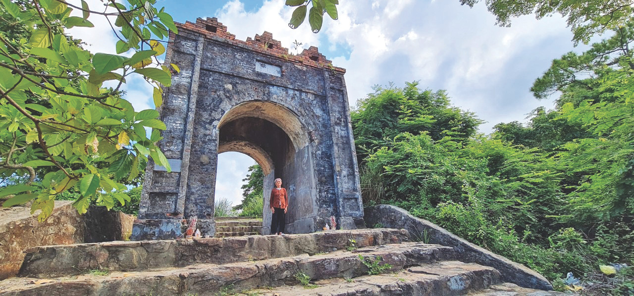 Đã hơn 30 năm nay, cụ Nguỳ vẫn thăm thẳm một mình lên chăm nom khu di tích này như sứ giả của trời đất