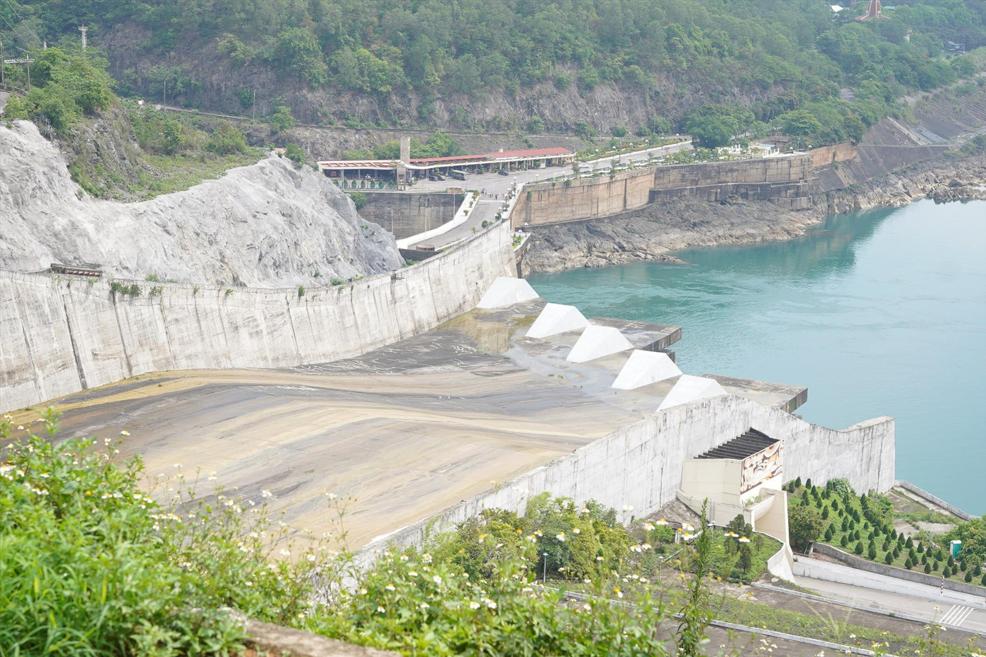 Hạn hán kéo dài, lượng nước về hồ thấp khiến thủy điện Hòa Bình chỉ đủ nước để chạy máy trong vòng 12 ngày tới. Ảnh: Cấn Dũng Hạn hán kéo dài, lượng nước về hồ thấp khiến thủy điện Hòa Bình chỉ đủ nước để chạy máy trong vòng 12 ngày tới. Ảnh: Cấn Dũng