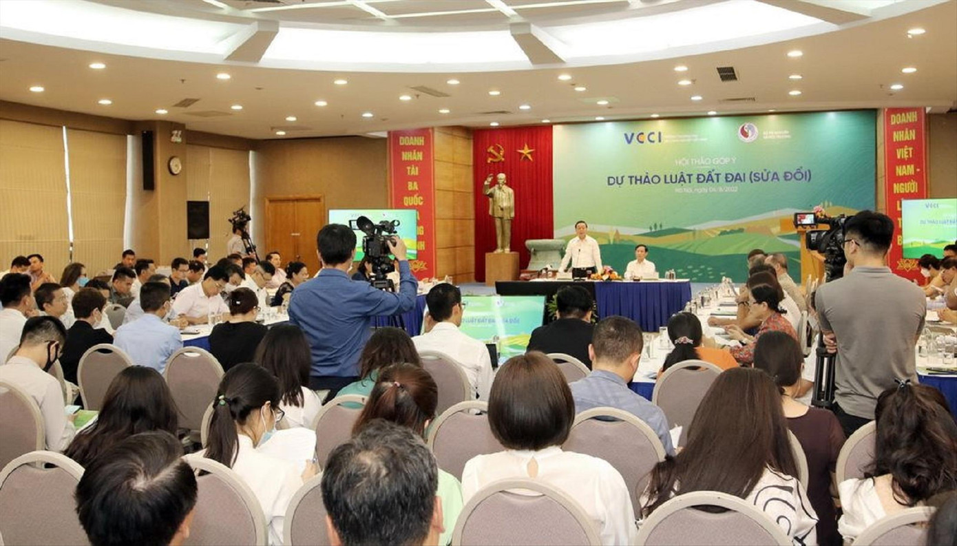 Bộ trưởng Bộ Tài nguyên và Môi trường Trần Hồng Hà chủ trì Hội nghị lấy ý kiến các doanh nghiệp về dự thảo Luật Đất đai sửa đổi. Ảnh: Khương Trung