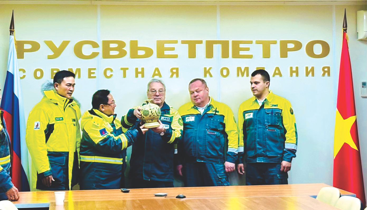 Tặng mỏ bình gốm Chu Đậu kỷ niệm 70 năm báo Tiền Phong (Người đứng ngoài cùng bên trái là Lê Quang Khoa - Phó TGĐ Liên doanh Dầu khí Nga - Việt). Tặng mỏ bình gốm Chu Đậu kỷ niệm 70 năm báo Tiền Phong (Người đứng ngoài cùng bên trái là Lê Quang Khoa - Phó TGĐ Liên doanh Dầu khí Nga - Việt).