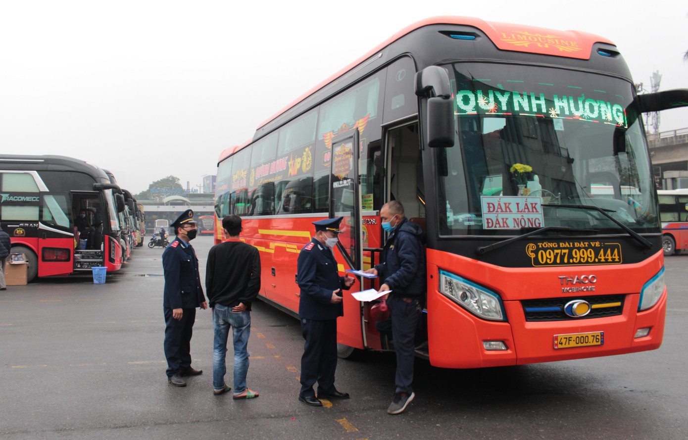 Thanh tra giao thông Hà Nội kiểm tra, xử lý xe khách lắp camera trên đường Hà Nội ảnh: Trọng đảng