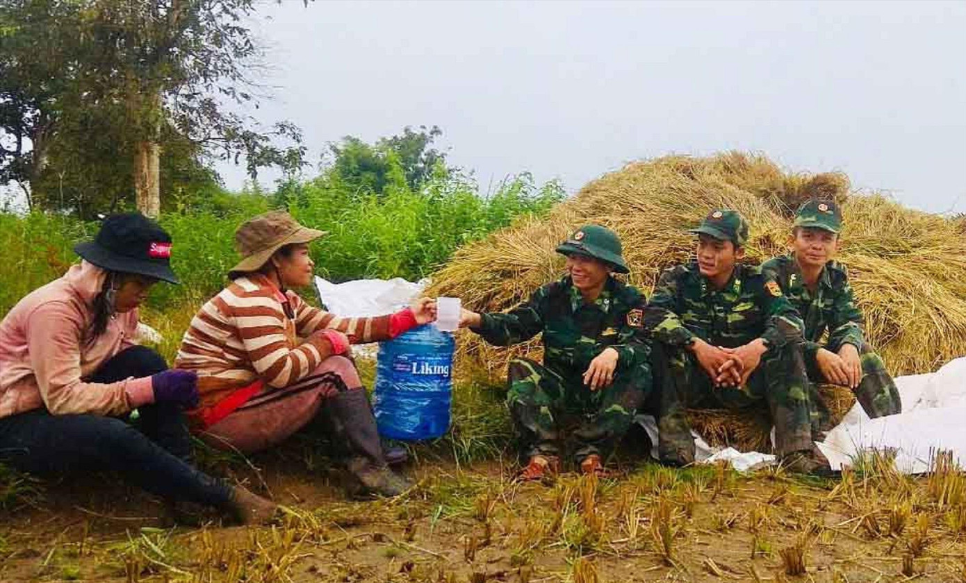 Bộ đội biên phòng tỉnh Đắk Lắk giúp dân việc đồng áng