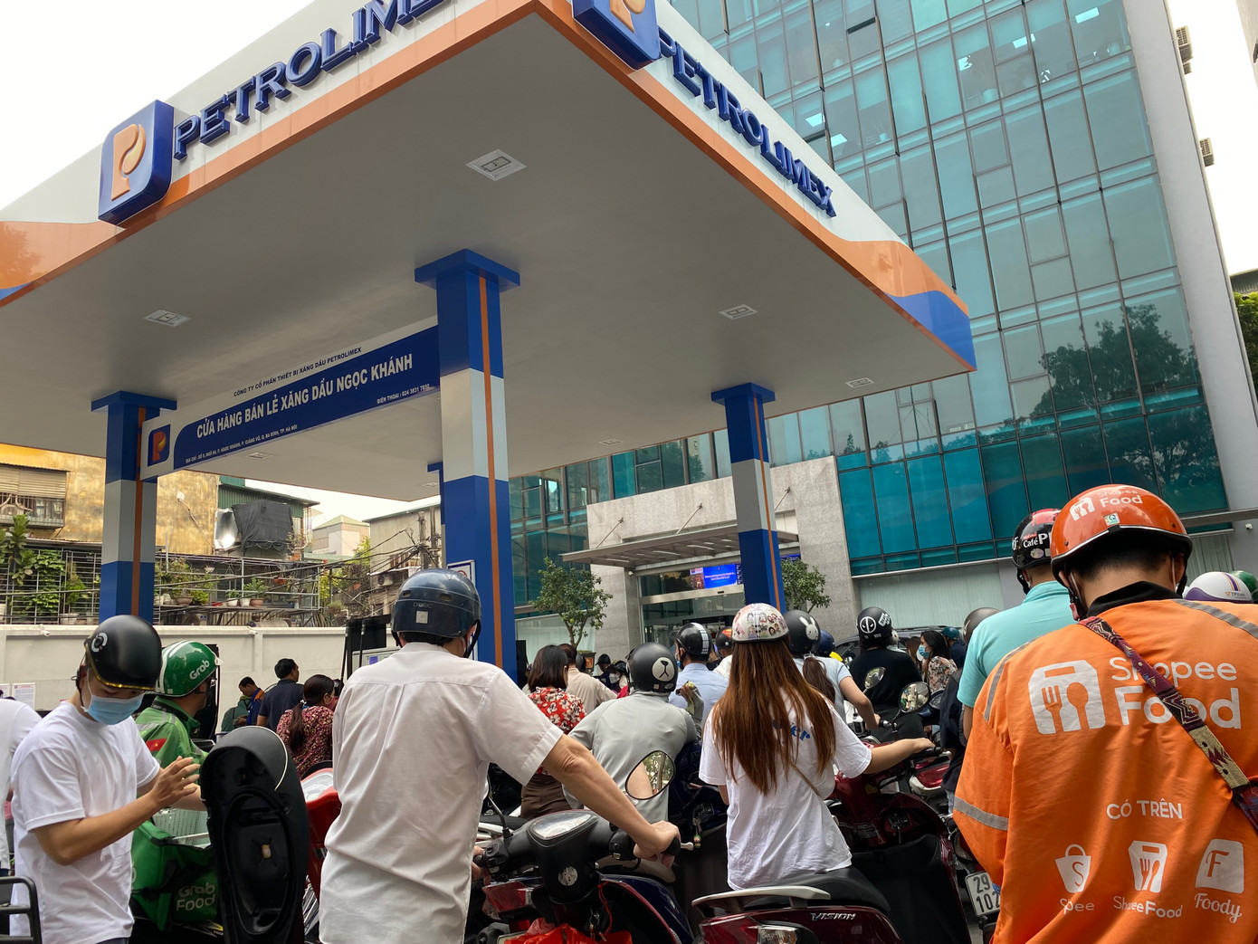 Theo các DN, việc giảm bớt các tầng nấc trung gian sẽ giúp giá xăng dầu giảm theo Ảnh: Q.Thành - KNB Theo các DN, việc giảm bớt các tầng nấc trung gian sẽ giúp giá xăng dầu giảm theo Ảnh: Q.Thành - KNB