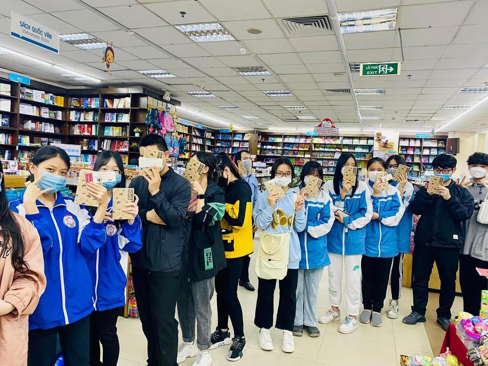 Hàng loạt người xếp hàng mong là người đầu tiên sở hữu truyện tranh Hàng loạt người xếp hàng mong là người đầu tiên sở hữu truyện tranh