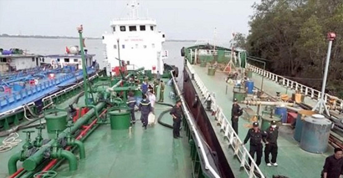 Cảnh sát bắt giữ tàu chở xăng lậu trong vụ án Ảnh: CA Cảnh sát bắt giữ tàu chở xăng lậu trong vụ án Ảnh: CA