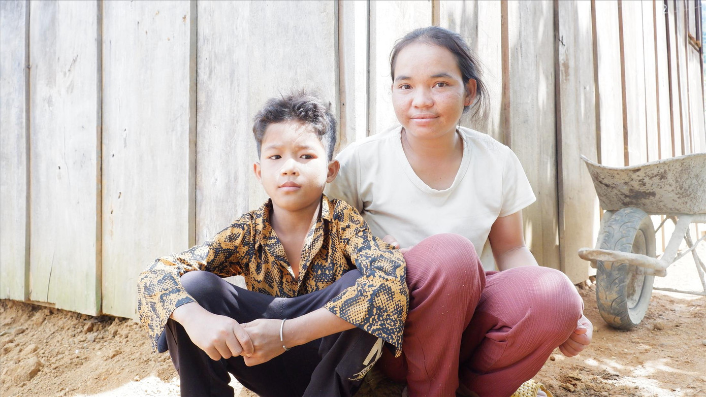 Hồ Thị Não bên người cháu Hồ Văn Tường mồ côi mẹ sau dịch bạch hầuẢnh: Nguyễn Thành