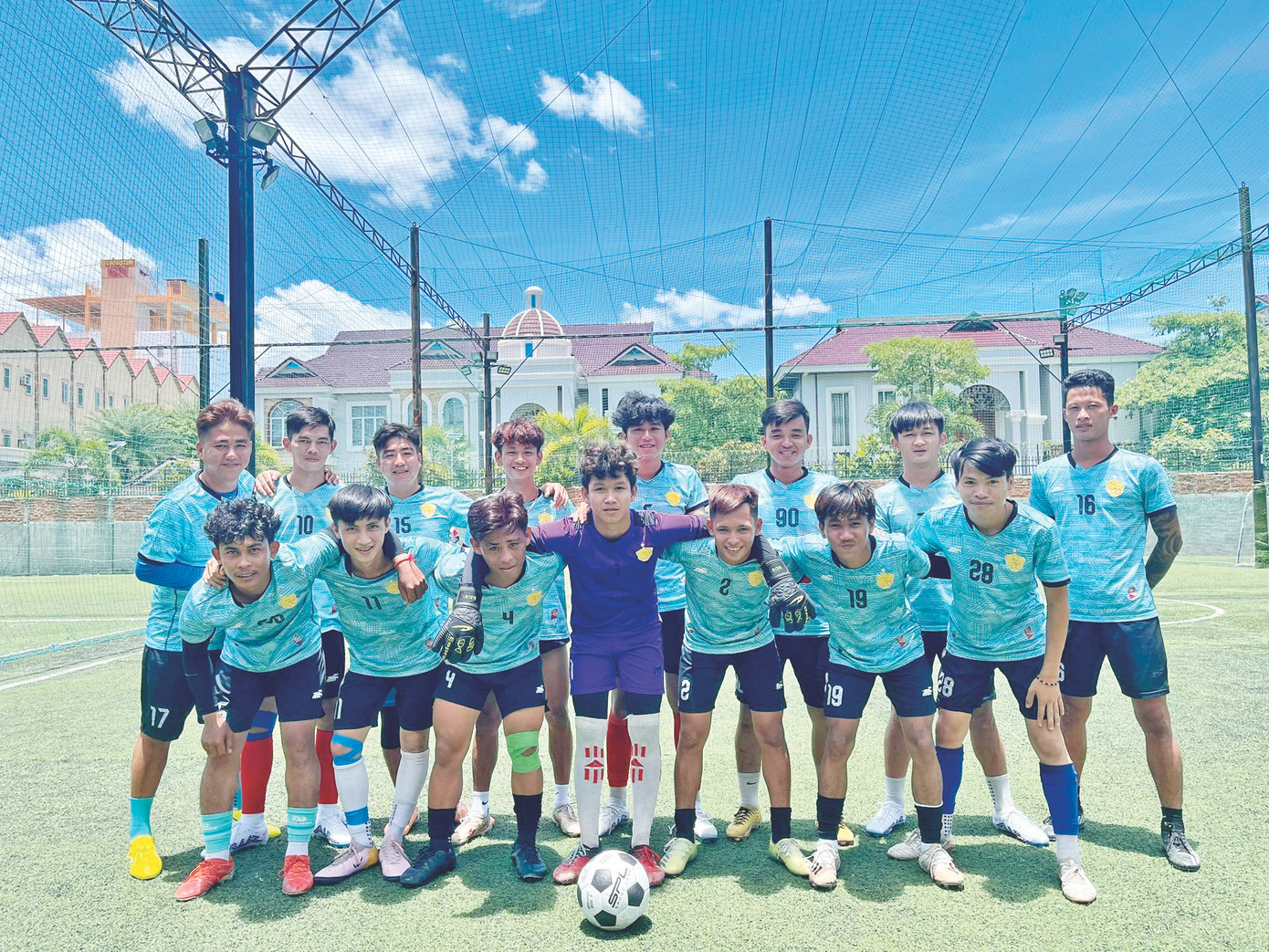 Đội bóng Bãi Cải, với đội trưởng Trần Vân Pháp mặc áo số 10