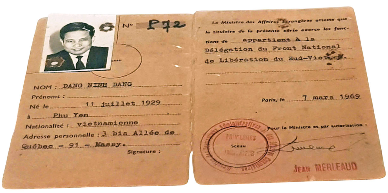 Thẻ cư trú của nhà báo Hà Đăng khi tham dự Hội nghị Paris Thẻ cư trú của nhà báo Hà Đăng khi tham dự Hội nghị Paris