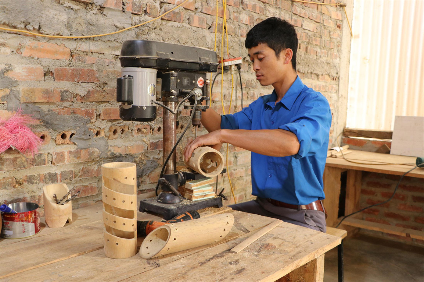 Hà Văn Thời đang chế tạo các sản phẩm đèn từ ống tre