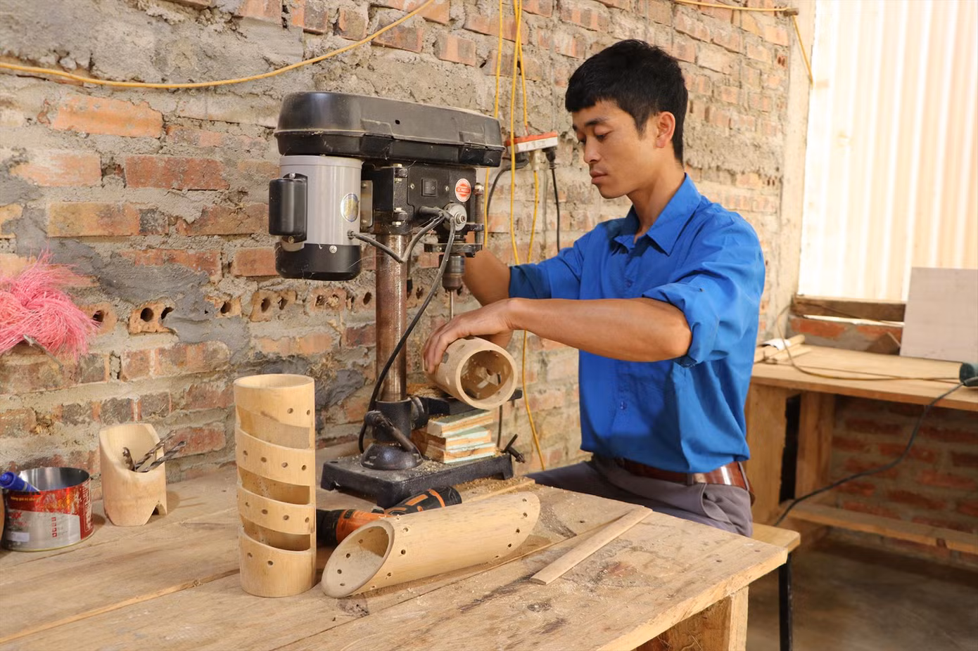 Hà Văn Thời đang chế tạo các sản phẩm đèn từ ống tre