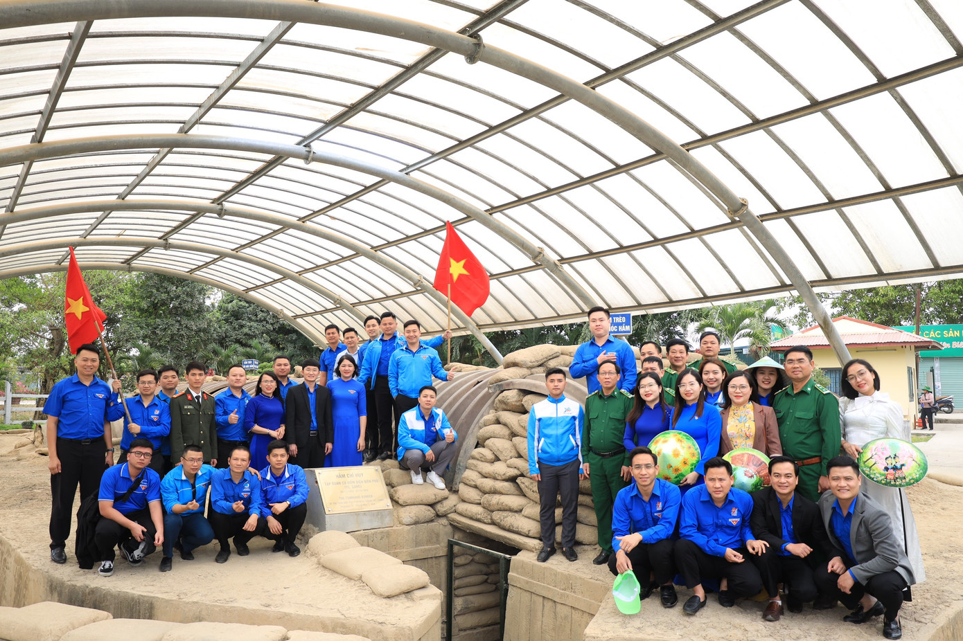 Đoàn đại biểu tìm hiểu tại hầm Đờ Cát (De Castries). Nơi này, Tướng De Castries và toàn bộ Bộ Chỉ huy của quân Pháp đã bị quân ta bắt sống, kết thúc thắng lợi cuộc đấu tranh gian khổ của quân và dân ta Đoàn đại biểu tìm hiểu tại hầm Đờ Cát (De Castries). Nơi này, Tướng De Castries và toàn bộ Bộ Chỉ huy của quân Pháp đã bị quân ta bắt sống, kết thúc thắng lợi cuộc đấu tranh gian khổ của quân và dân ta