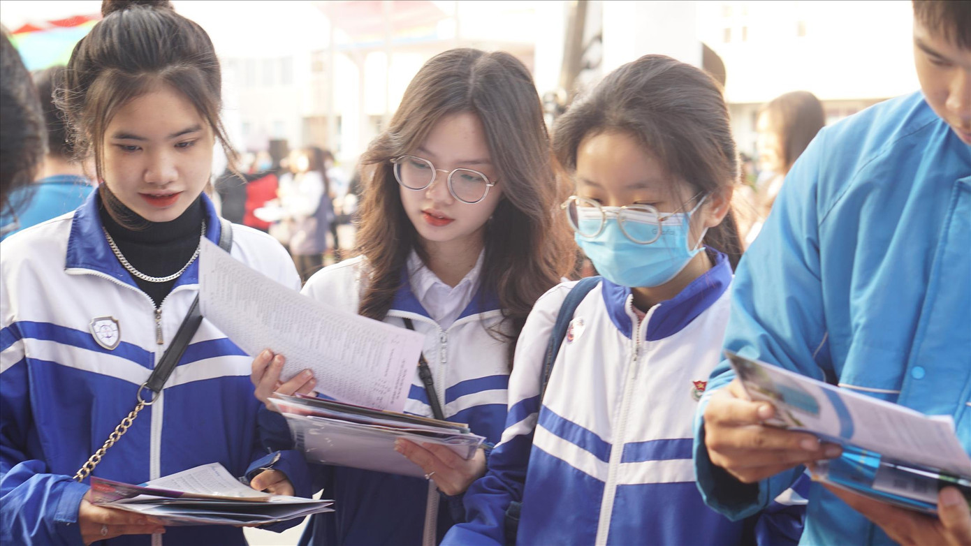 Học sinh lớp 12 của Hải Phòng tham gia ngày hội tuyển sinh 2023 Ảnh: Nghiêm Huê