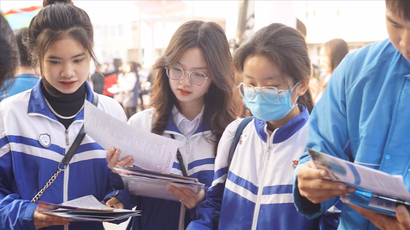 Học sinh lớp 12 của Hải Phòng tham gia ngày hội tuyển sinh 2023 Ảnh: Nghiêm Huê