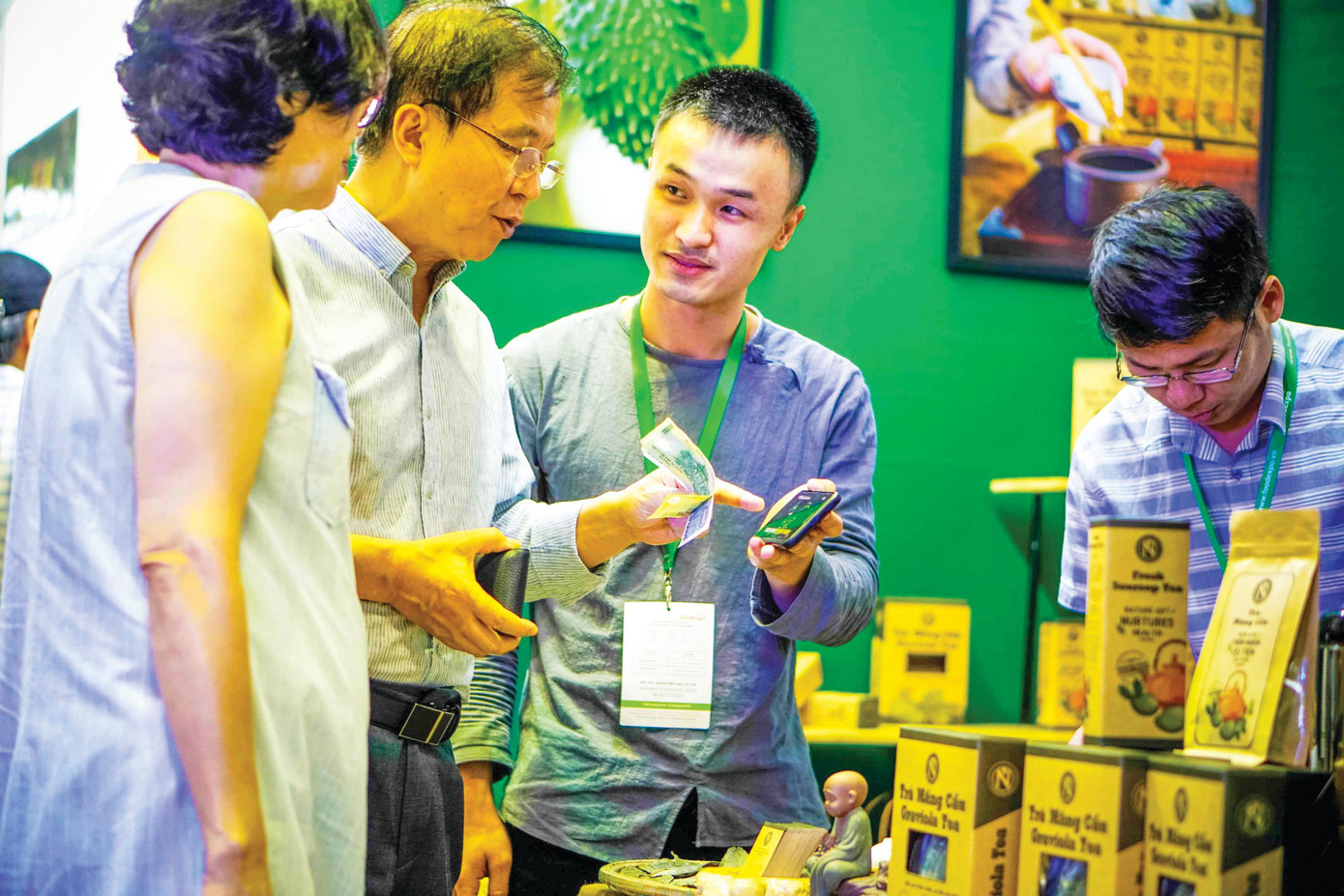 Anh Sơn giới thiệu sản phẩm trà mãng cầu cho khách