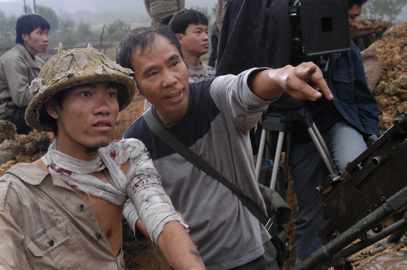 Đạo diễn Đỗ Minh Tuấn (phải) trên phim trường Ký ức Điện Biên. Nguồn: VTC News