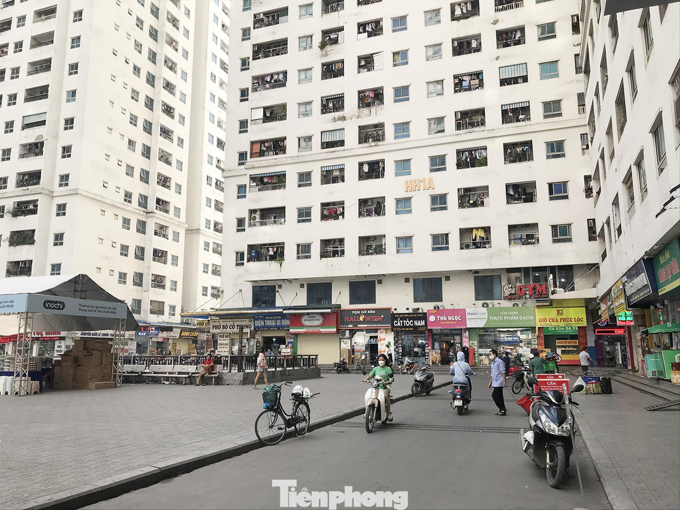 Một góc sân chung tổ hợp chung cư HH Linh Đàm, nơi xảy ra “đại chiến” giữa karaoke loa kéo tay và nhạc đám ma. Ảnh: Trường Phong Một góc sân chung tổ hợp chung cư HH Linh Đàm, nơi xảy ra “đại chiến” giữa karaoke loa kéo tay và nhạc đám ma. Ảnh: Trường Phong