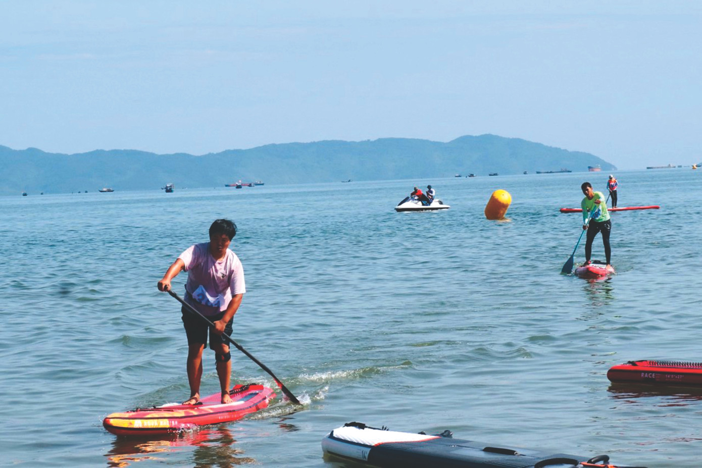 Tại Đà Nẵng, chèo SUP hiện đang là xu hướng của du khách, đặc biệt là các bạn trẻ