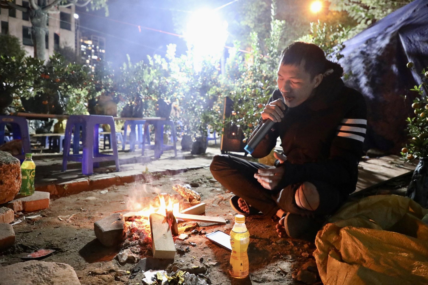 Vương ngồi hát bên đống củi