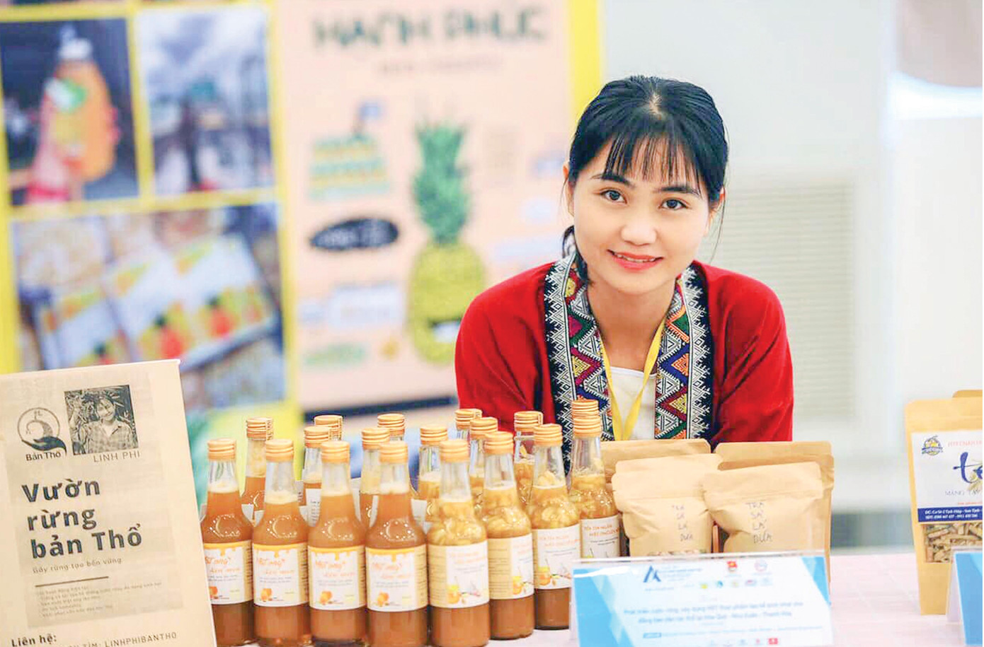 Nguyễn Lê Ngọc Linh với sản phẩm của vườn rừng bản Thổ