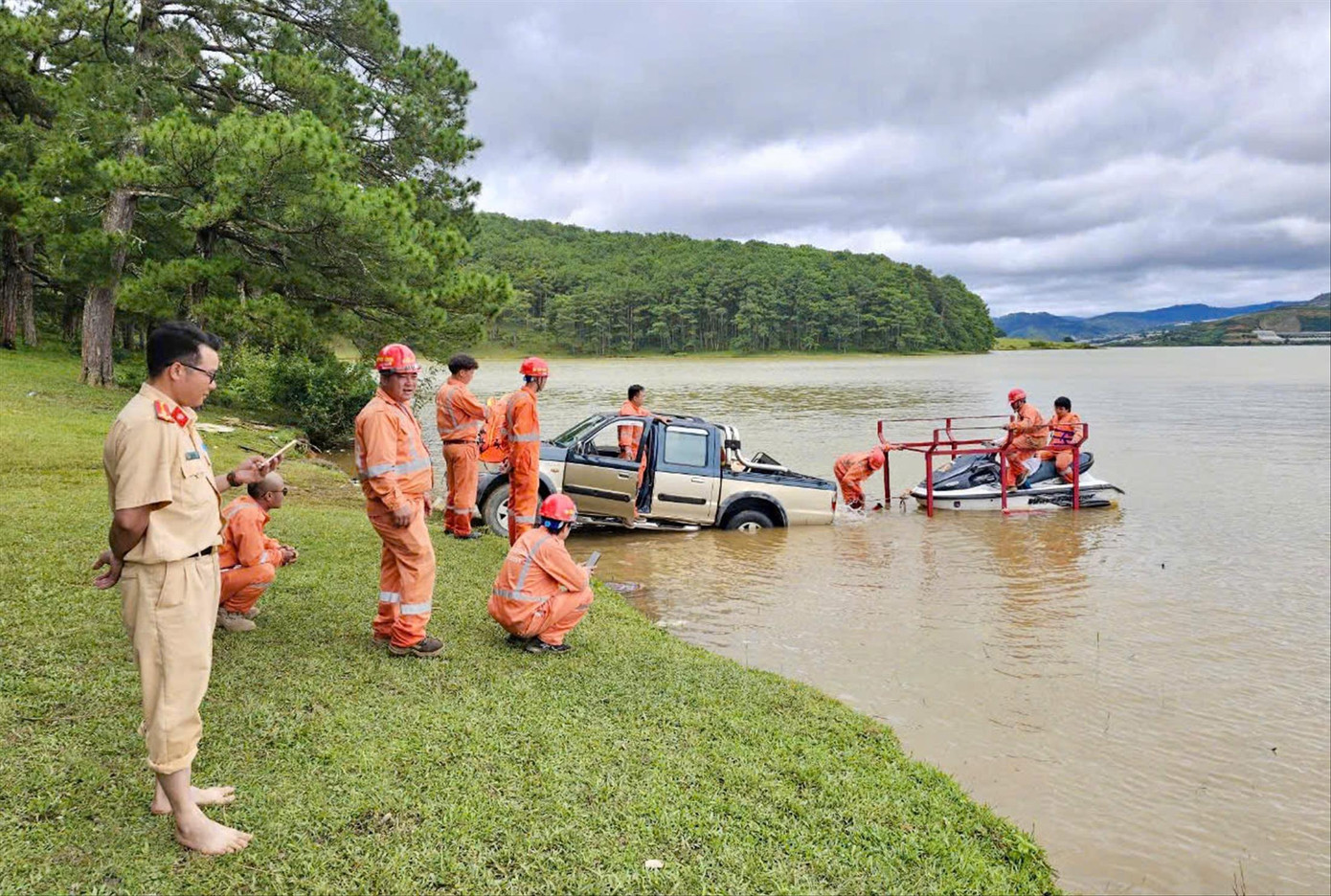 Đội cứu hộ tập luyện cùng cơ quan chức năng. Đội cứu hộ tập luyện cùng cơ quan chức năng.