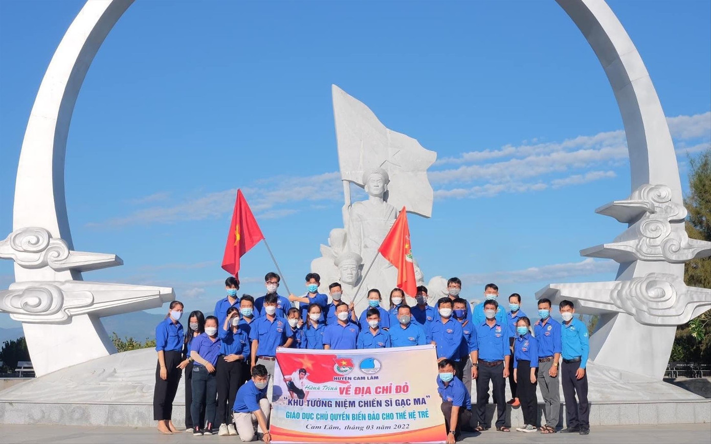 Huyện Đoàn Cam Lâm tổ chức hành trình về địa chỉ đỏ “Khu tưởng niệm chiến sĩ Gạc Ma”