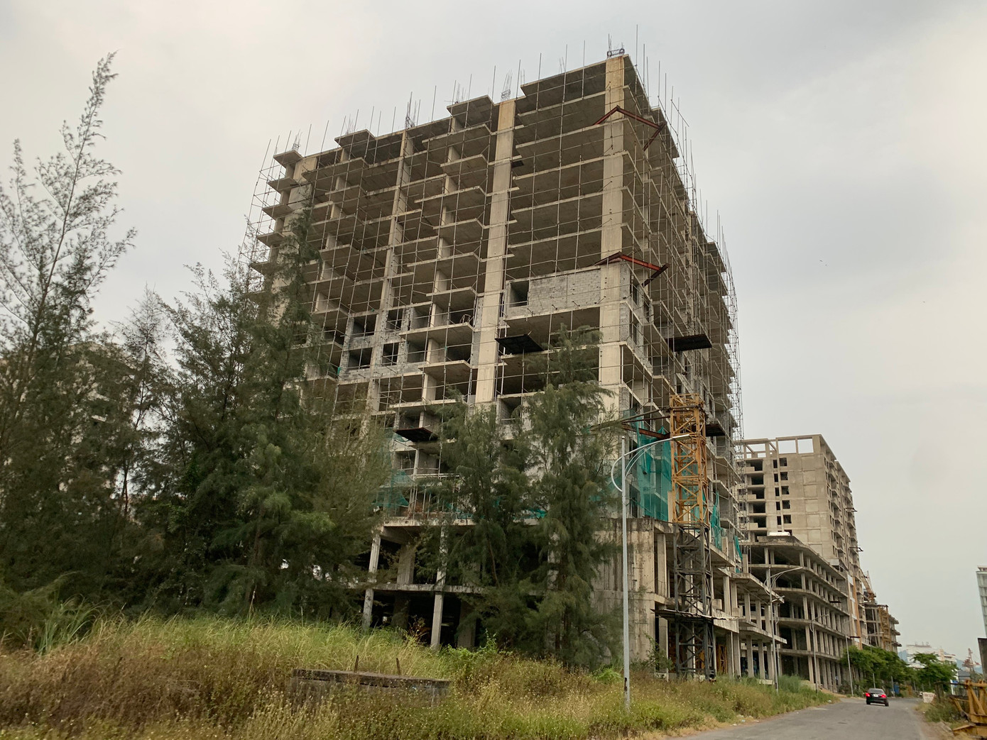 Một phần dự án khu đô thị quốc tế Đa Phước ngừng thi công, bỏ hoang nhiều năm nay. Ảnh: Nguyễn Thành Một phần dự án khu đô thị quốc tế Đa Phước ngừng thi công, bỏ hoang nhiều năm nay. Ảnh: Nguyễn Thành