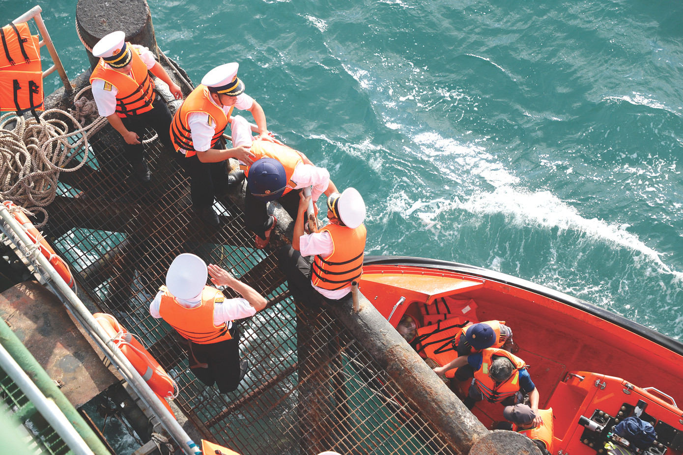 Cán bộ, chiến sĩ Nhà giàn DK1/10 vững vàng nơi đầu sóng ngọn gió. Ảnh: Ngô Tùng Cán bộ, chiến sĩ Nhà giàn DK1/10 vững vàng nơi đầu sóng ngọn gió. Ảnh: Ngô Tùng