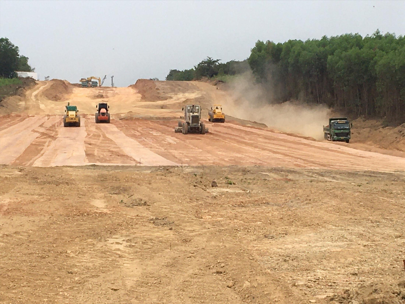 Một đoạn cao tốc Dầu Giây - Phan Thiết đang được thi công. Ảnh: Mạnh Thắng