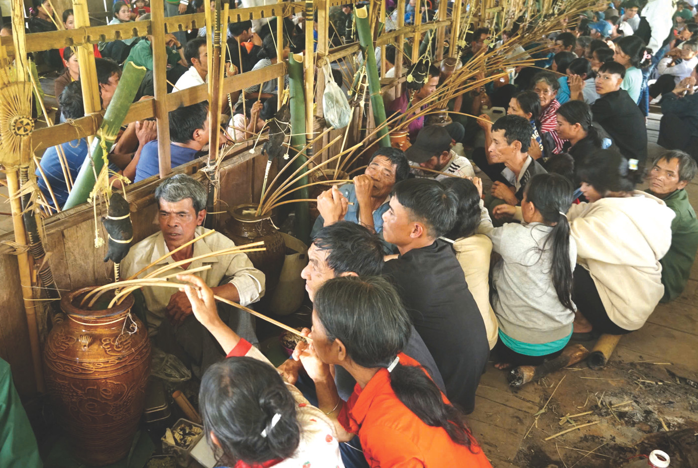 Ông Khoe mời dân làng đến uống rượu cần Ông Khoe mời dân làng đến uống rượu cần