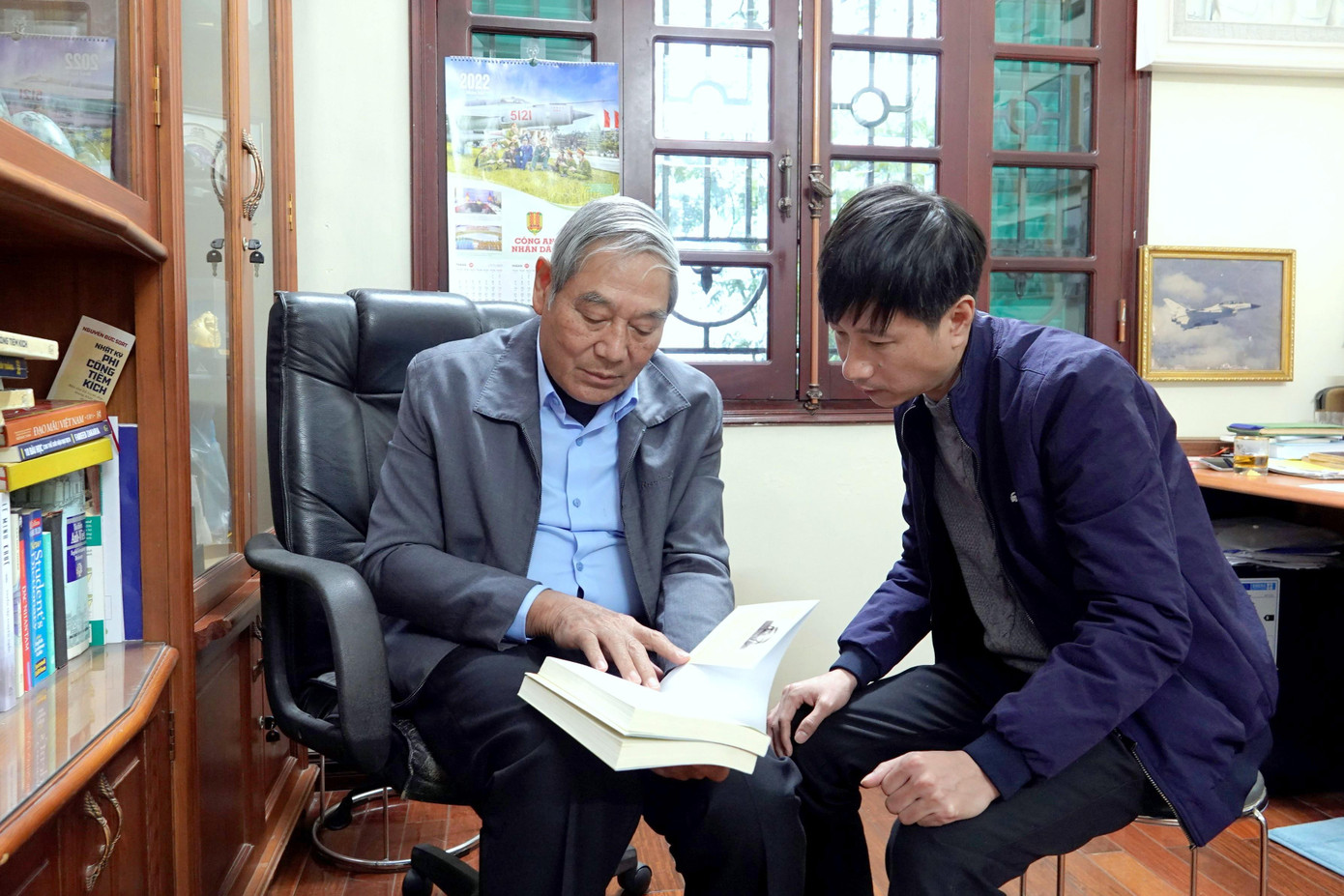 Phóng viên Tiền Phong tìm hiểu, khai thác tư liệu về Chiến thắng “Hà Nội - Điện Biên Phủ trên không”, tháng 12/2022. Ảnh: Nguyễn Minh