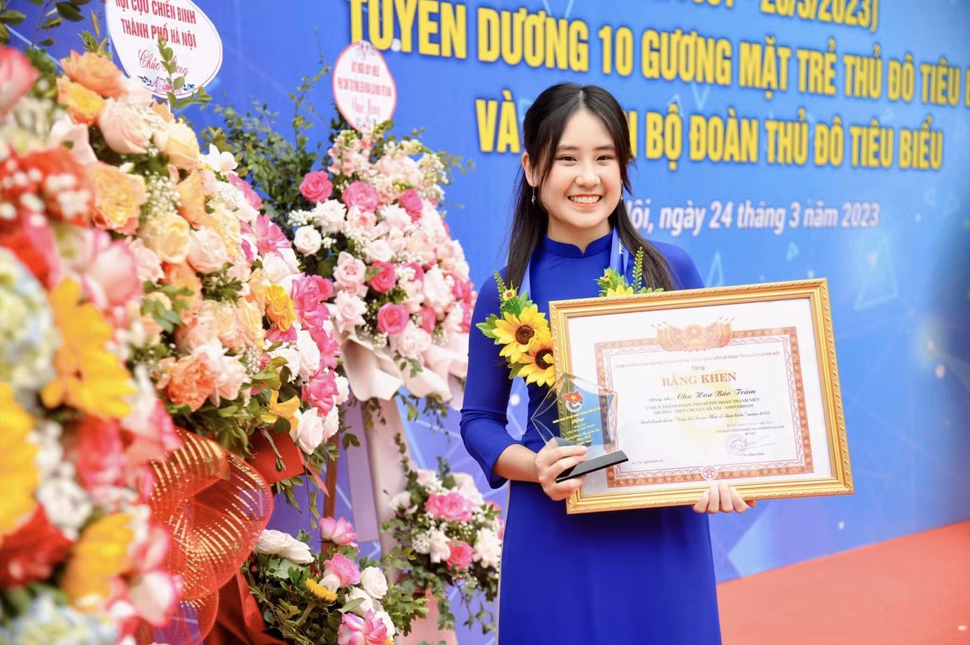 Chu Hoa Bảo Trâm, sinh viên Trường Đại học Ngoại thương nhận danh hiệu Cán bộ Đoàn Thủ đô tiêu biểu năm 2023