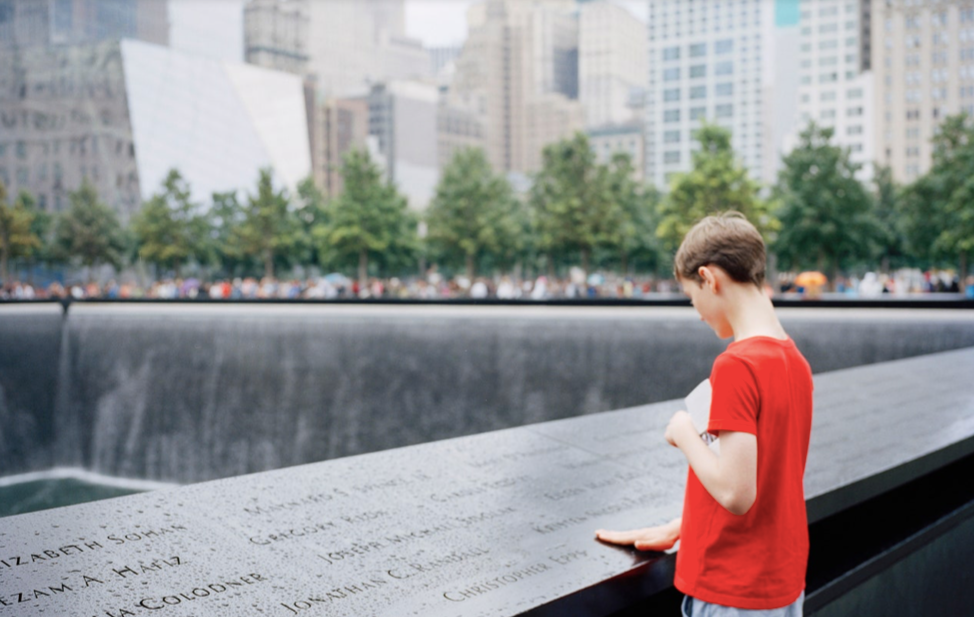 Một cậu bé đứng tại địa điểm từng là nơi toạ lạc của Trung tâm Thương mại Thế giới ở New York Ảnh: New Yorker