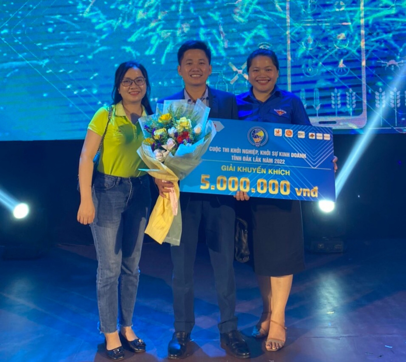 Dự án “Chế biến trà mãng cầu xiêm” đoạt giải khuyến khích cuộc thi Khởi nghiệp khởi sự kinh doanh tỉnh Đắk Lắk năm 2022 Dự án “Chế biến trà mãng cầu xiêm” đoạt giải khuyến khích cuộc thi Khởi nghiệp khởi sự kinh doanh tỉnh Đắk Lắk năm 2022