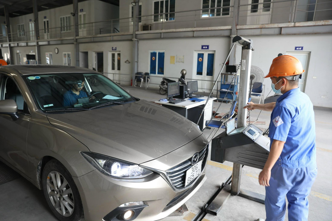 Theo Cục Đăng kiểm, nếu áp dụng giãn chu kỳ kiểm định trực tuyến với xe đến 9 chỗ không kinh doanh vận tải thì sẽ hết ùn tắc kiểm định trong vòng 1 tháng Ảnh: Như Ý