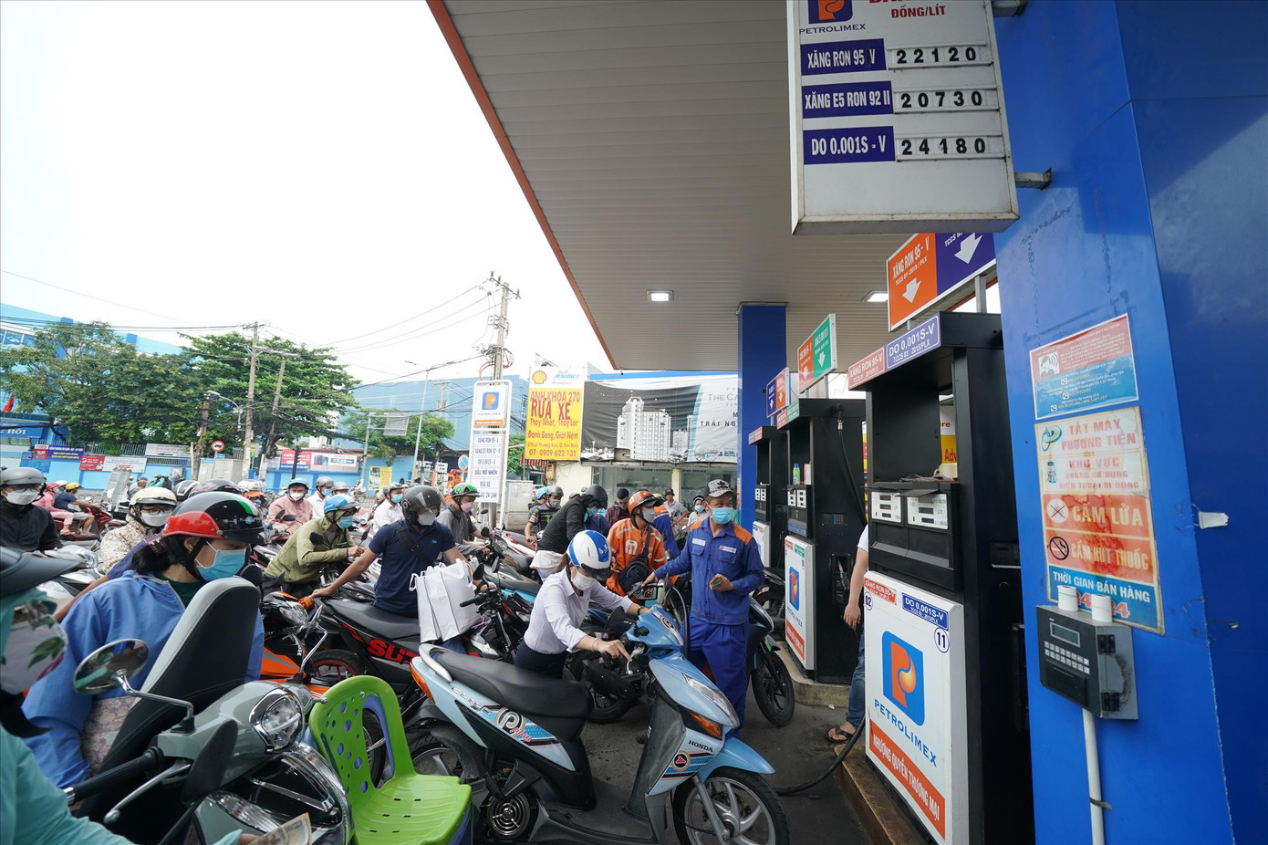 Người dân TPHCM đổ xăng nhưng ít quan tâm tới việc lấy hoá đơn - Ảnh: PHẠM NGUYỄN Người dân TPHCM đổ xăng nhưng ít quan tâm tới việc lấy hoá đơn - Ảnh: PHẠM NGUYỄN