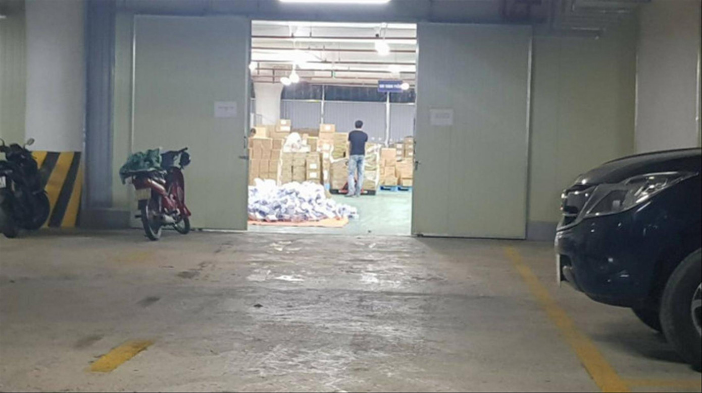 Kho tập kết hàng hóa trái phép gây nguy cơ cháy nổ tại dự án bãi đỗ xe ngầm Mễ Trì Hạ.
