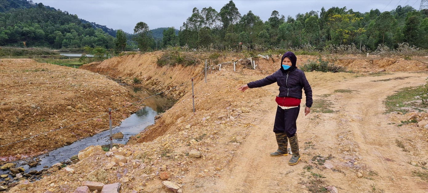 Hồ Thanh Niên bị đổ đất, lấn chiếm gần 4.000m2