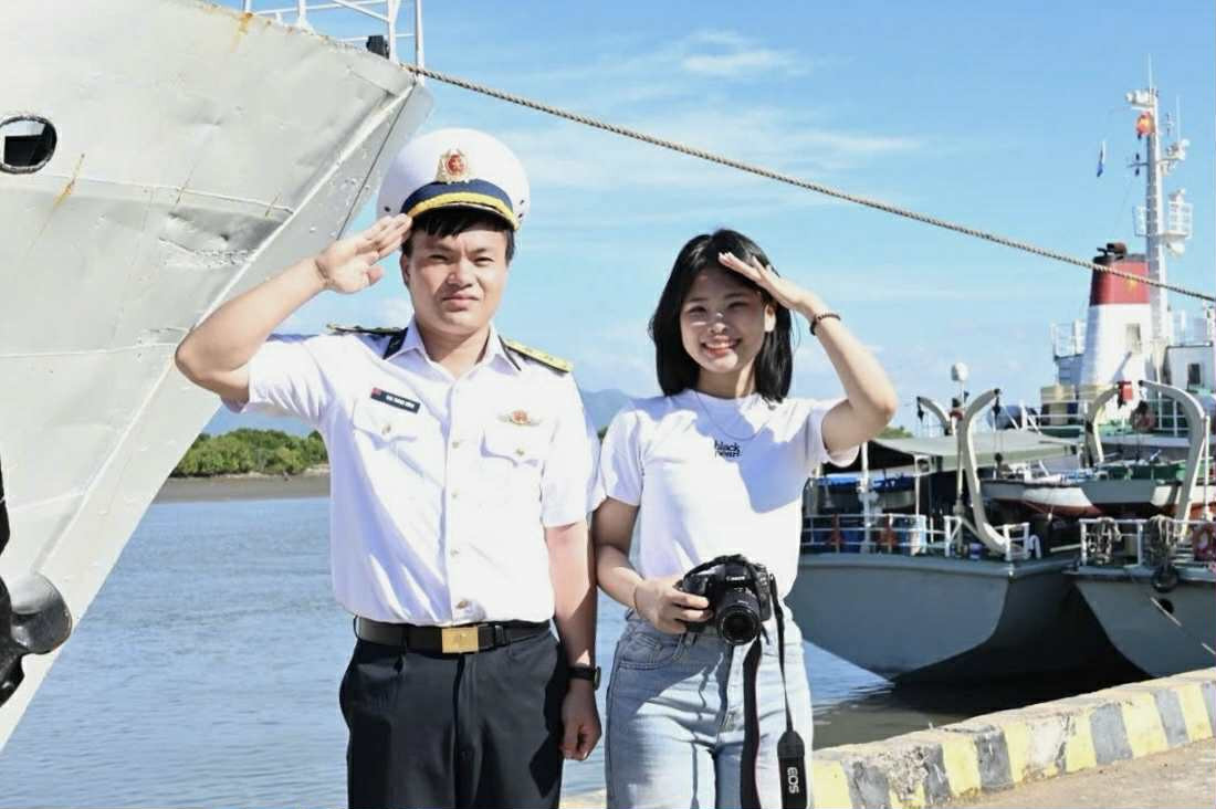 Nhà báo Uyển Nhi tác nghiệp ở biển đảo Nhà báo Uyển Nhi tác nghiệp ở biển đảo